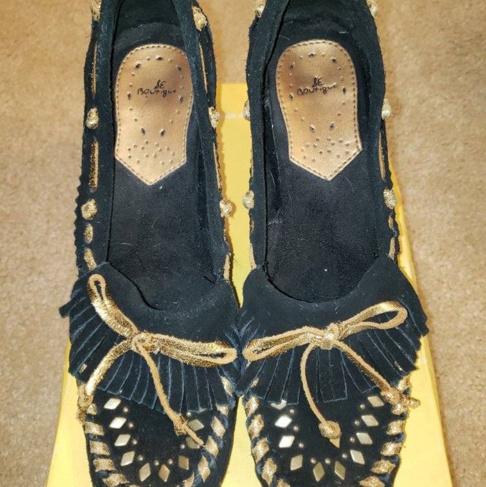 NWOT SE Boutique black and gold wedges